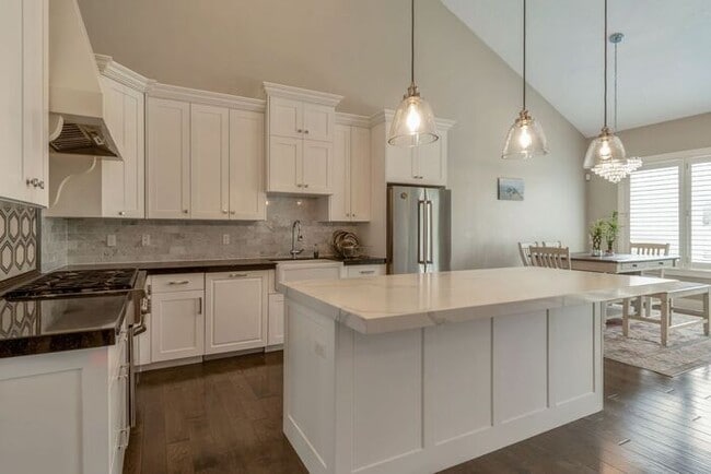 Building Photo - Upmarket Townhouse in Sought After Holladay City