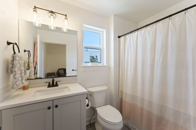 Building Photo - Pahlisch Townhome