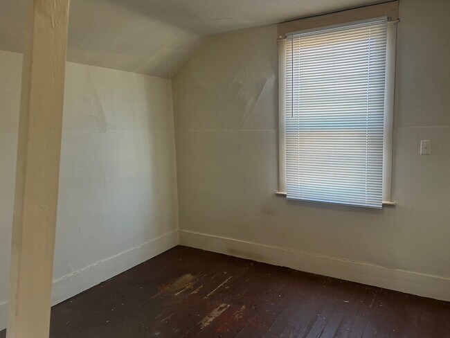 Building Photo - 410 E Champion St