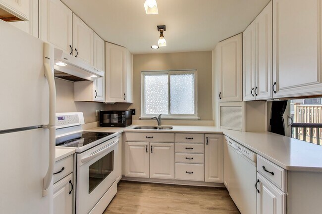 Building Photo - 3 bed + 2 Full + 2 half Bath - End Unit TH