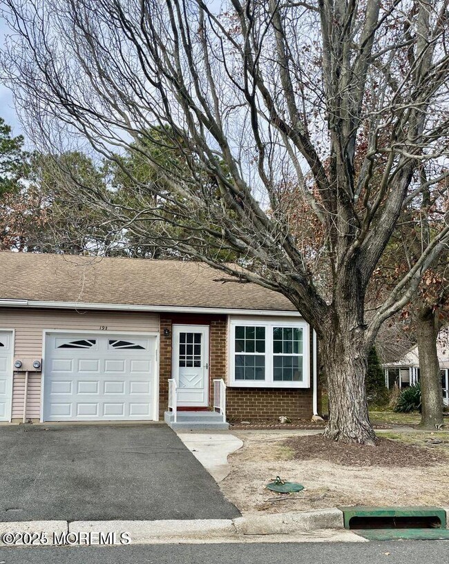 Building Photo - 19B Maplewood Dr