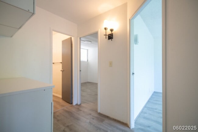Building Photo - $2,500 /2 Bed /1 Bath / 2 PARKING In beaut...