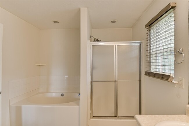 Building Photo - 1828 Heathers Way