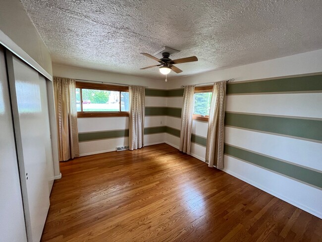 Building Photo - Spacious & Secluded 2BR/2BA Wauwatosa Sing...