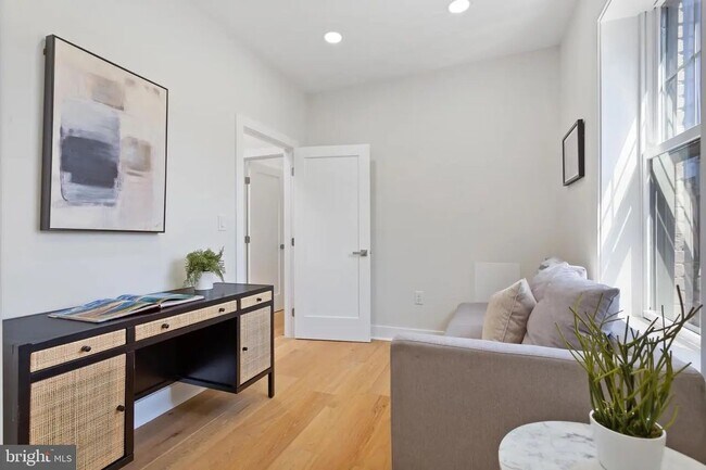 Building Photo - 116 Thomas St NW