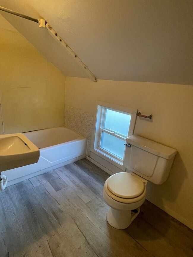 Building Photo - 600 W Lincoln Ave