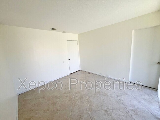 Building Photo - 2571 N Whitewater Club Dr