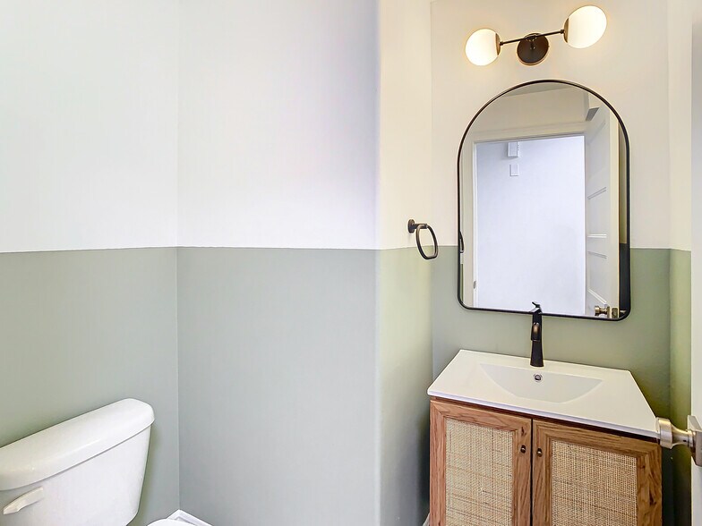 1/2 Bath - 1503 Wise Ave
