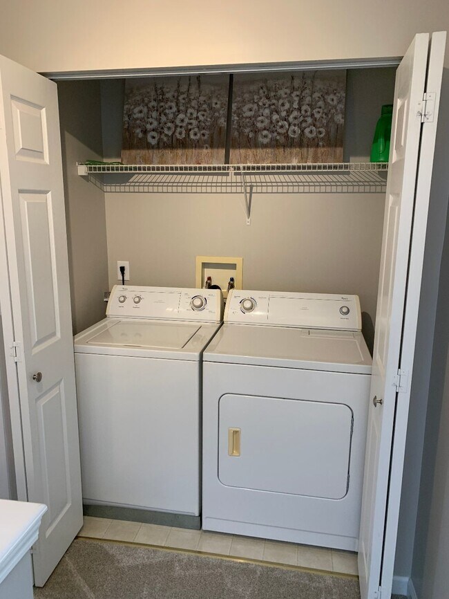 Building Photo - "Charming 2-Bed Oasis with 2.5 Baths in Nashville's Heart - 1,234 Sq Ft of Comfort!" End Unit