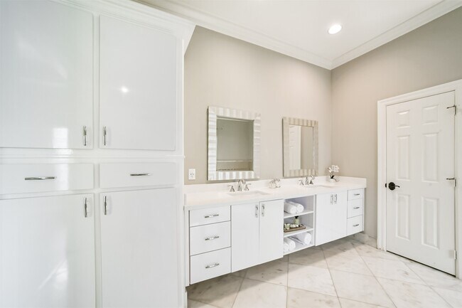 Building Photo - 9660 Fairdale Ln