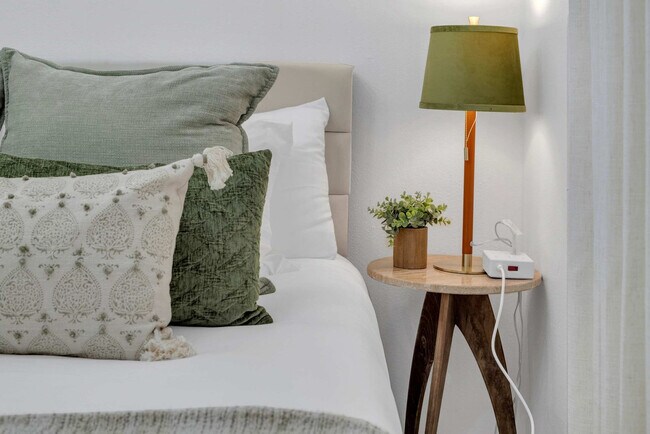 Building Photo - 1901 Cordova Bend