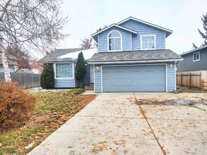 Building Photo - Spacious House - Brand New Flooring - Available Now!!