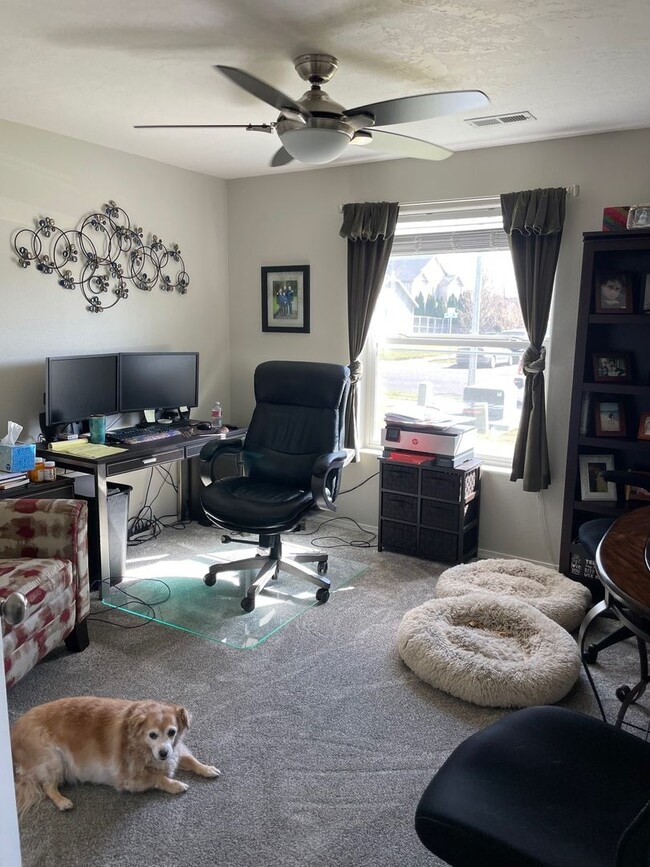 Building Photo - Pet Friendly Home in Desirable Neighborhood!