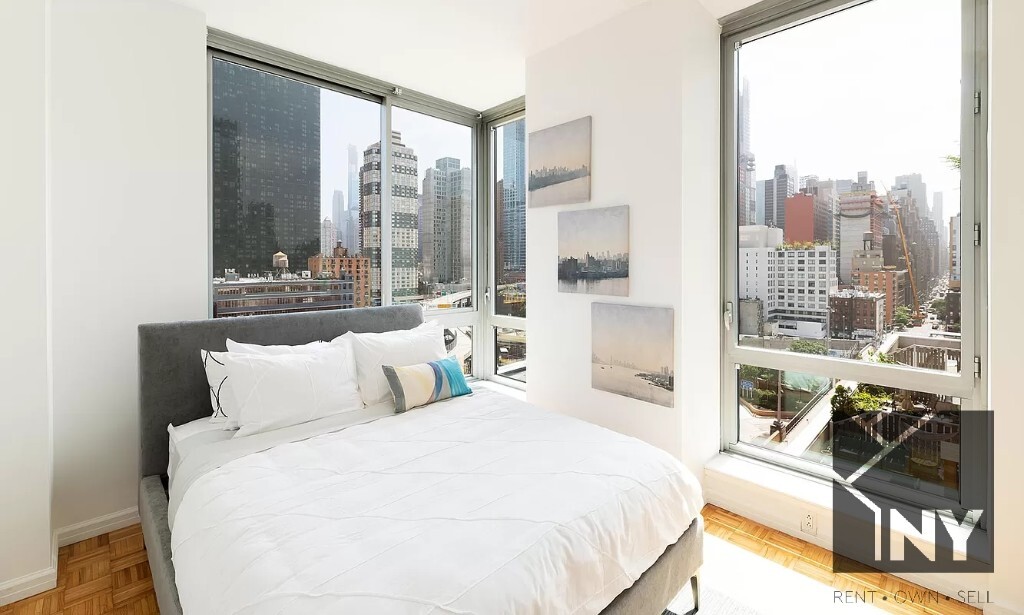Building Photo - 451 W 37th St