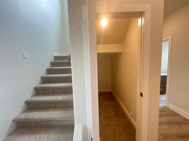 Building Photo - Beautiful Townhome!