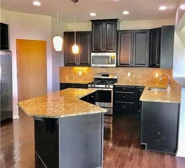 Building Photo - 251 Elmcrest Rise