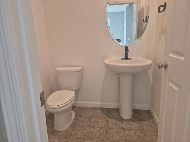 Building Photo - Beautiful 3 Bedroom 2.5 bath home with loft.
