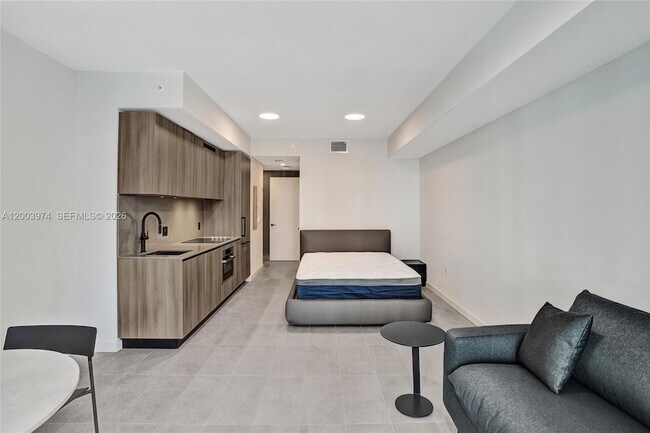 Building Photo - 121 NE 5th St