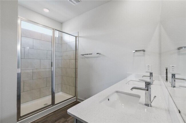 Building Photo - Gorgeous home available August 1!