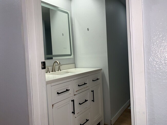 Building Photo - Spacious 3 Bed 2.5 bath Kent Split-Level home