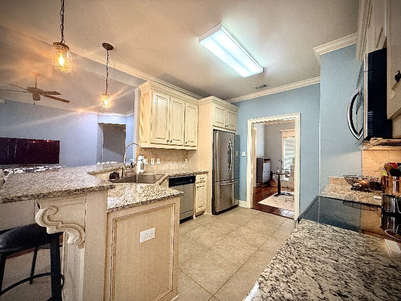 Building Photo - 5812 Lotus Cir