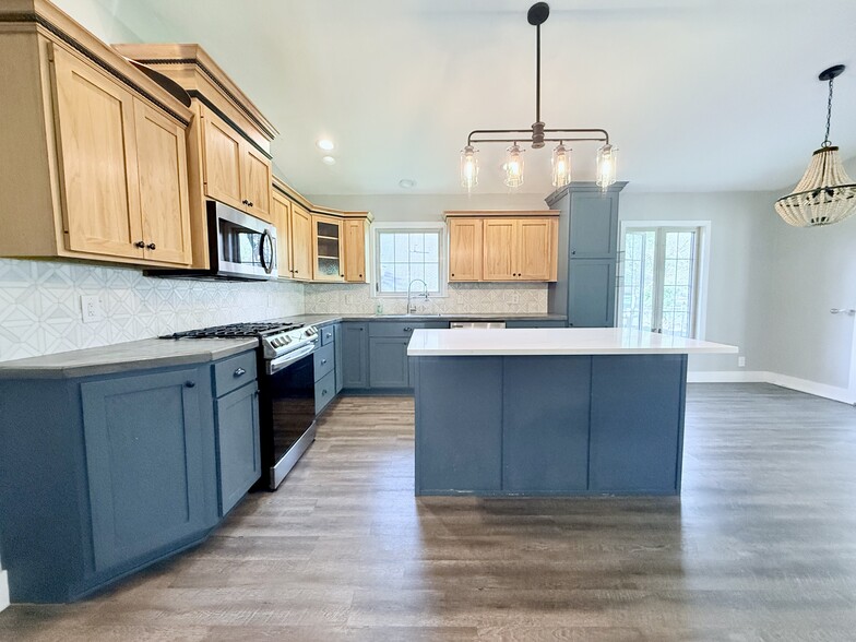 Kitchen - 2105 Parrish St