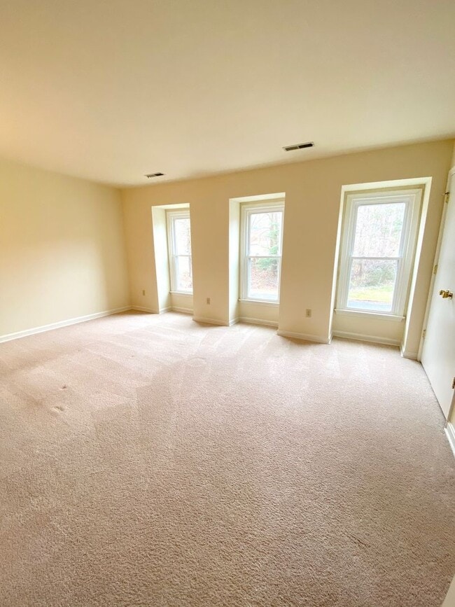Building Photo - Two Bed Townhome in Fredericksburg