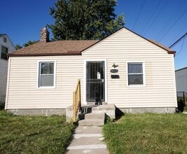 Building Photo - Freshly Renovated 2-Bedroom Home – Quality...