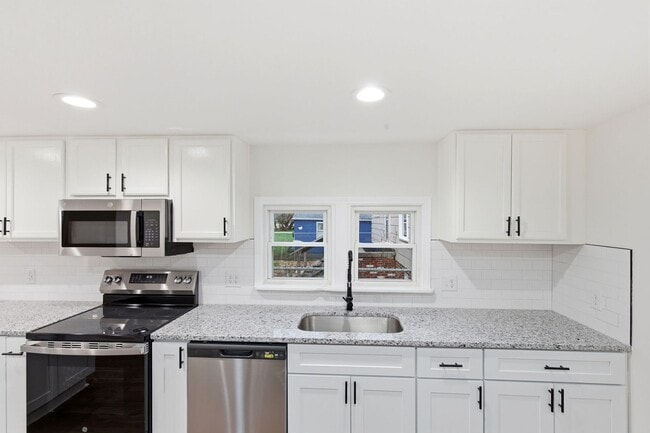 Building Photo - Fully Updated 2-Bed with Modern Finishes