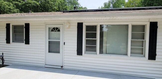 Building Photo - 389 Collins Rd