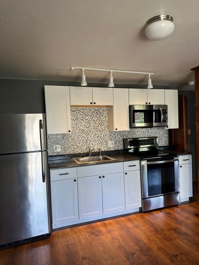 Building Photo - 850 Mountain View Dr