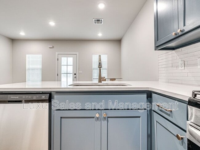 Building Photo - 610 W 2nd St