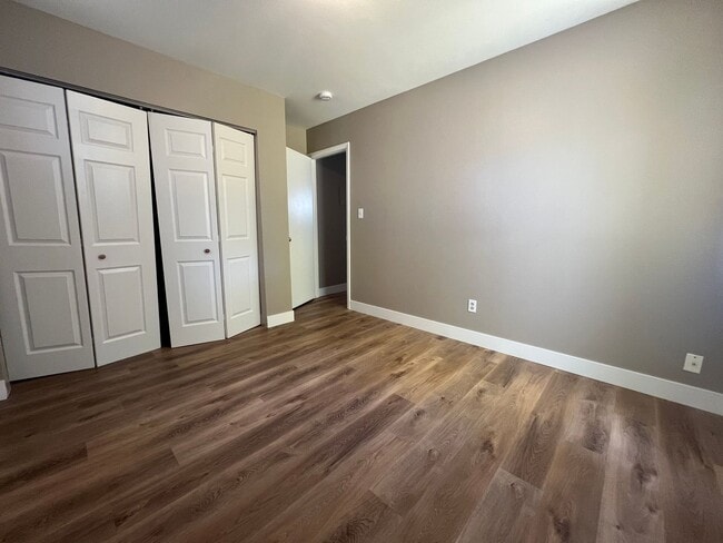 Building Photo - Renovated 2 Bedroom 1 Bathroom Unit!