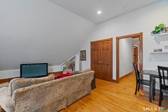 Building Photo - 136 Edwards St