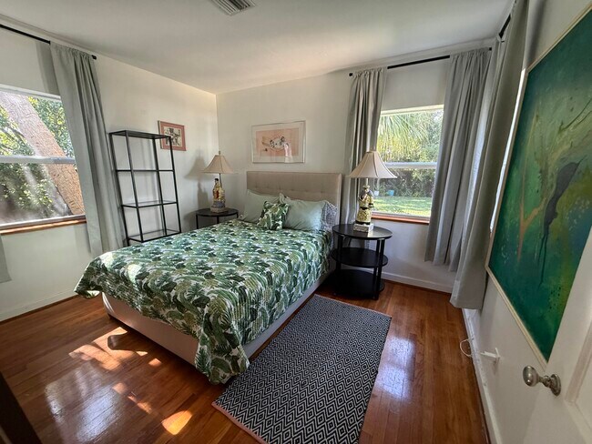 Building Photo - 1219 N Lakeside Dr