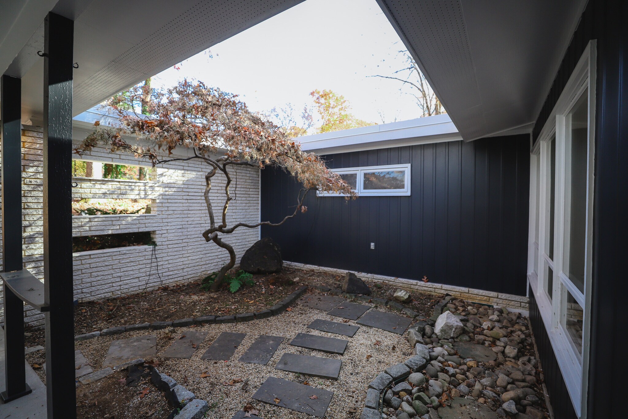 Courtyard - 3916 Malcolm Ct