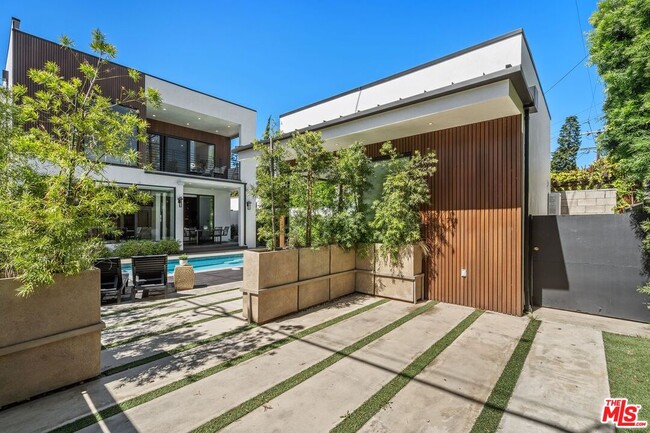 Building Photo - 714 N La Jolla Ave