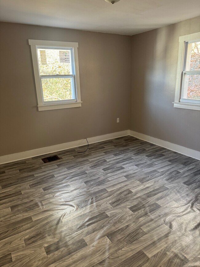 Building Photo - 908 Benwood Ave