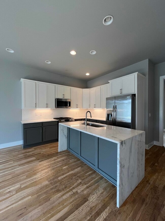 Building Photo - 976 Youngs Ln