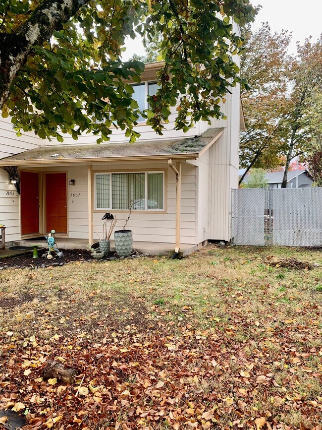 Primary Photo - 2807 Applewood Ln