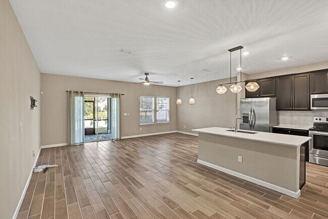 Building Photo - 3 bedroom/ 2.5 bath townhome in Beachwalk!