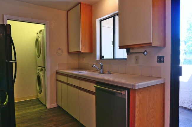 Building Photo - 2 bed/2 bath Condo with new flooring, balcony