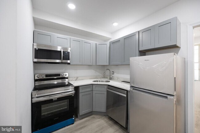 Building Photo - 948 Belmont Ave