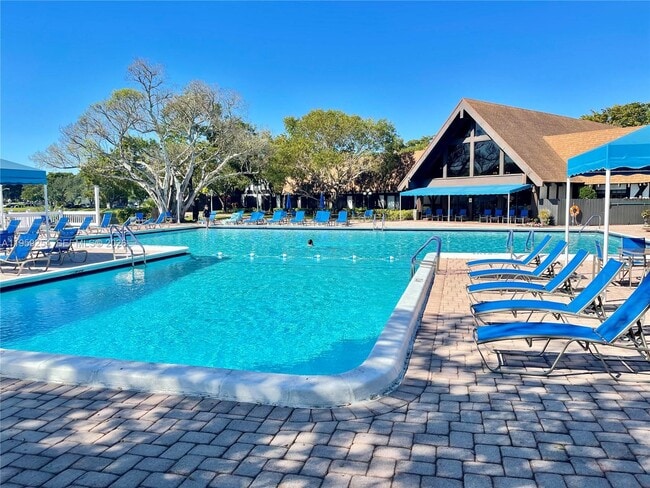 Building Photo - 3740 Inverrary Dr