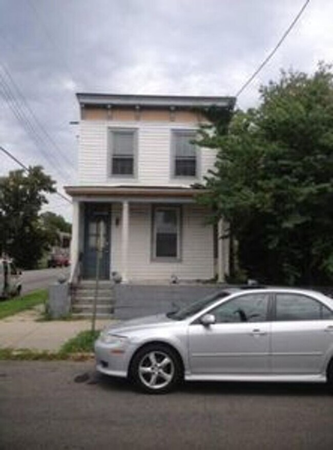 Building Photo - Roomy 3 bed 1.5 bath in Church Hill