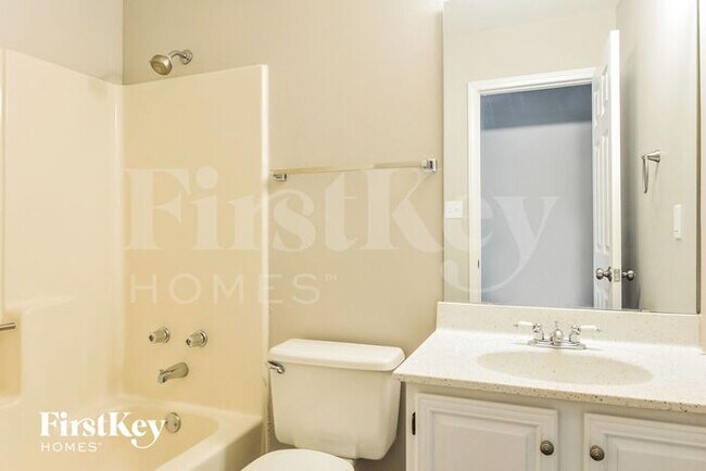 Building Photo - 16609 Green Pines Dr