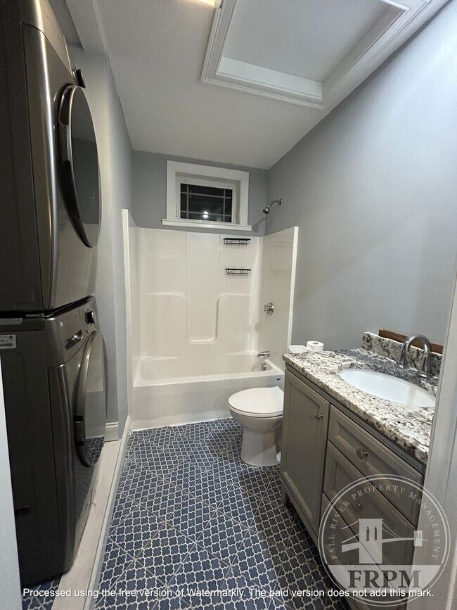 Building Photo - 176 Snell St