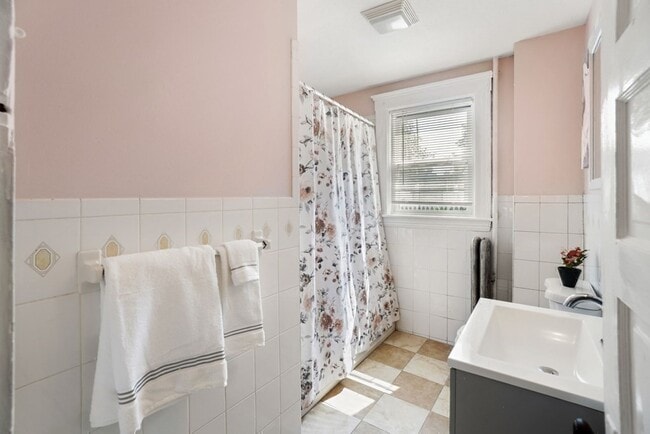 Building Photo - 318 Concord St