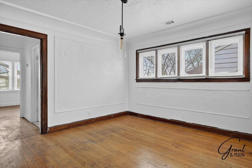 Building Photo - 10345-10345 Crocuslawn Ave