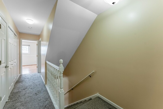 Building Photo - 305 Creekside Dr